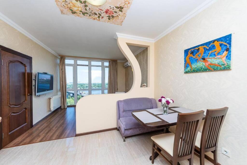With Crazy Panoramic View Of The Dniepr Apartment *