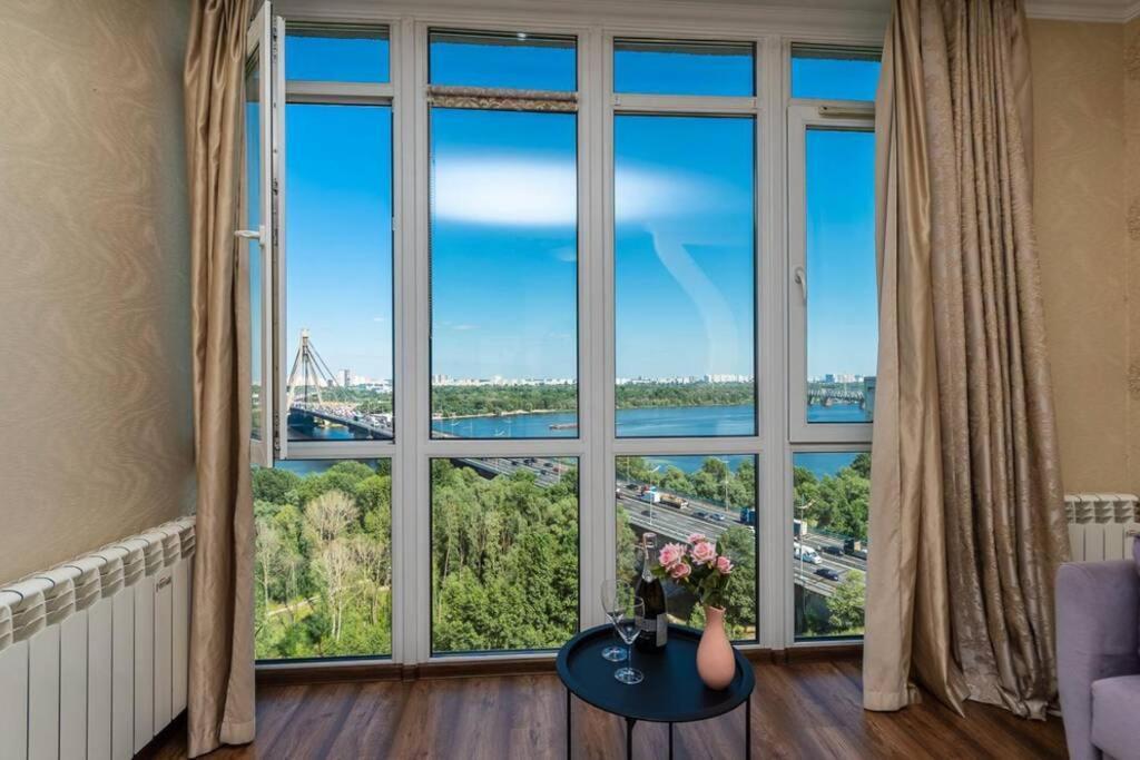 Apartment With Crazy Panoramic View Of The Dniepr Kyiv
