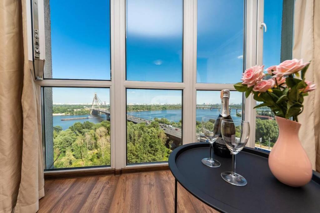 With Crazy Panoramic View Of The Dniepr Apartment *
